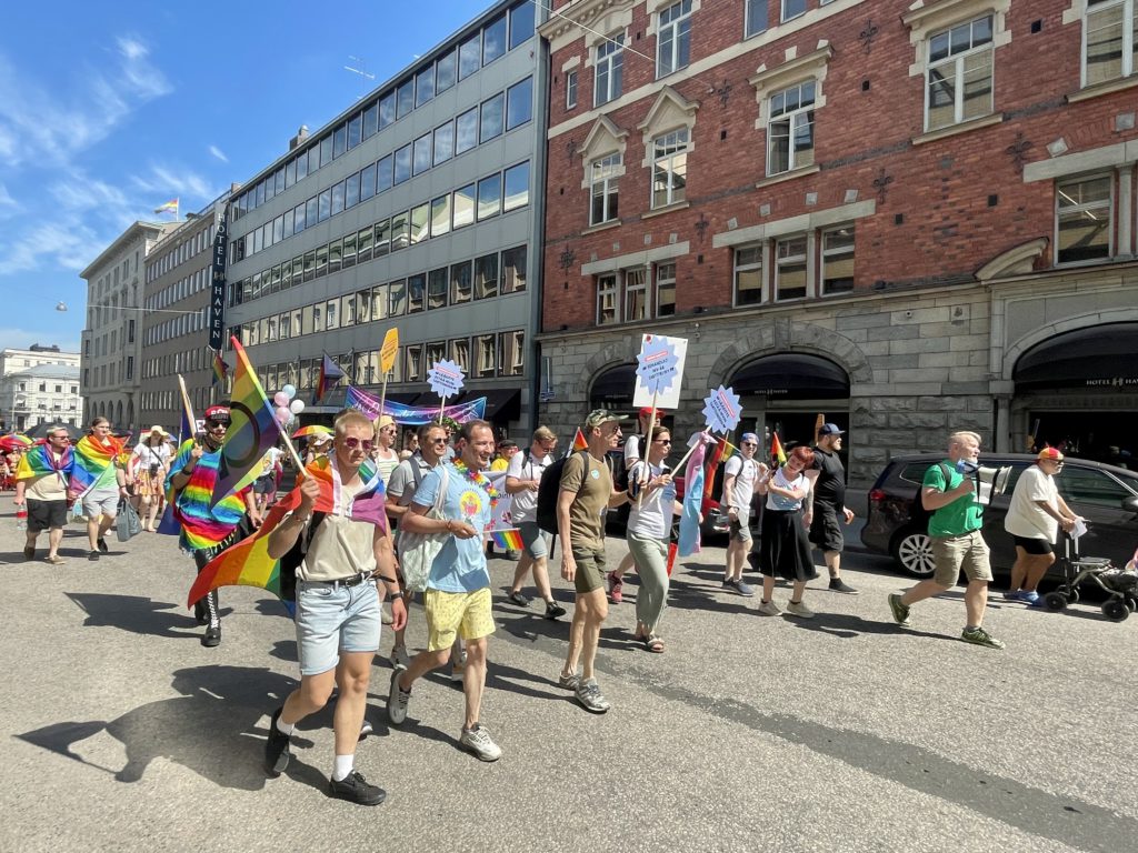 Ihmisiä Pride-marssilla.