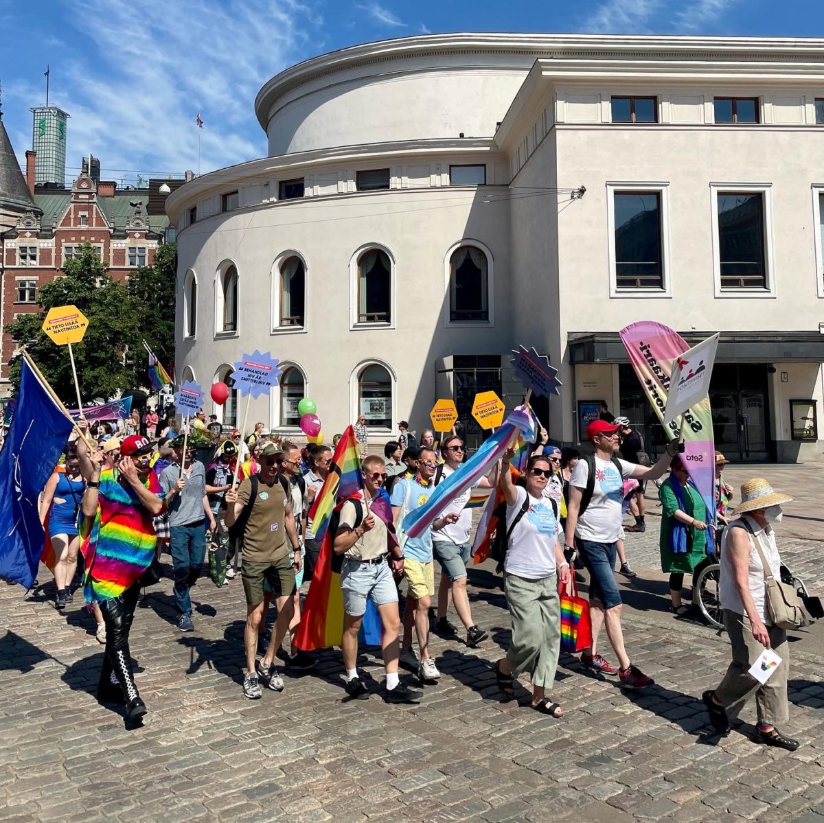 Pride-marssilla ihmisiä.