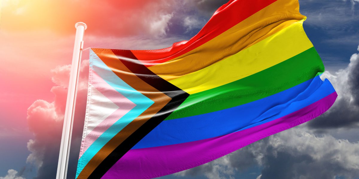 Pride-lippu liehuu tuulessa.