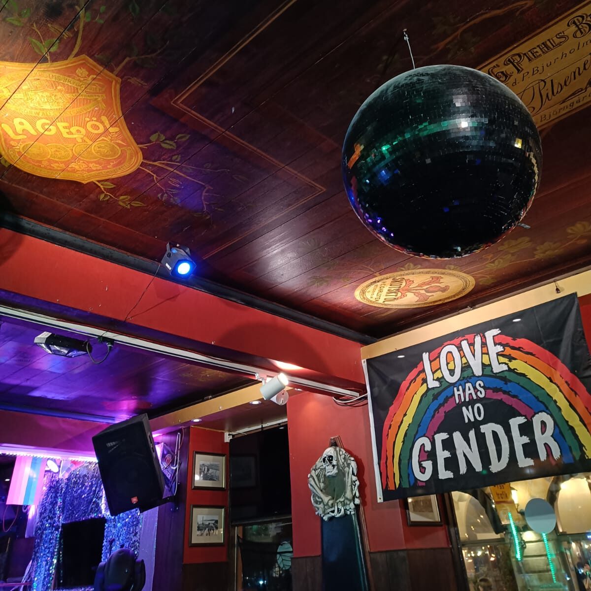 Dsicopallo ja pride-lippu baarissa.