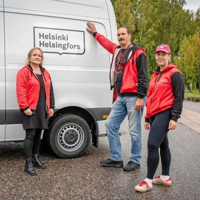 Helsingin kaupungin liikkuvan yksikön pakettiauto, jossa testaus ja muu c-hepatiitin hoitoon liittyvät asiat hoidetaan ja kolme työntekijää auton vierellä
