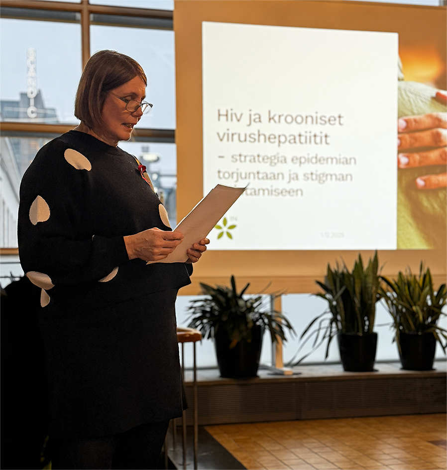 THL Kirsi Liitsola esittelee strategiaa Maailman aids-päivän tilaisuudessa